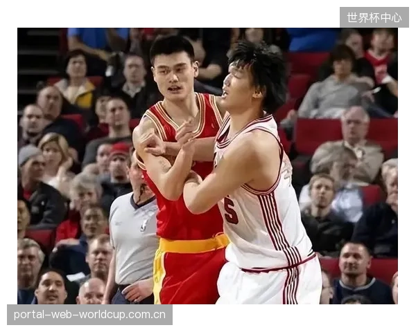 易建联的篮板统治力与王治郅的盖帽威慑力,代表了CBA两个时代内线的不同风格。 易建联的篮板统治力与王治郅的盖帽威慑力,代表了CBA两个时代内线的不同风格。